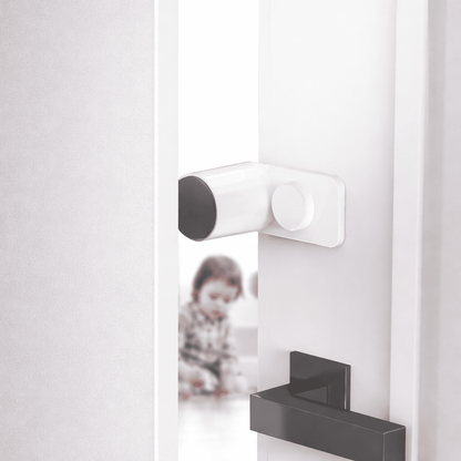 bloque-porte-protection-doigts-enfant-installation-sur-porte-blanche-design-moderne-securite-douce