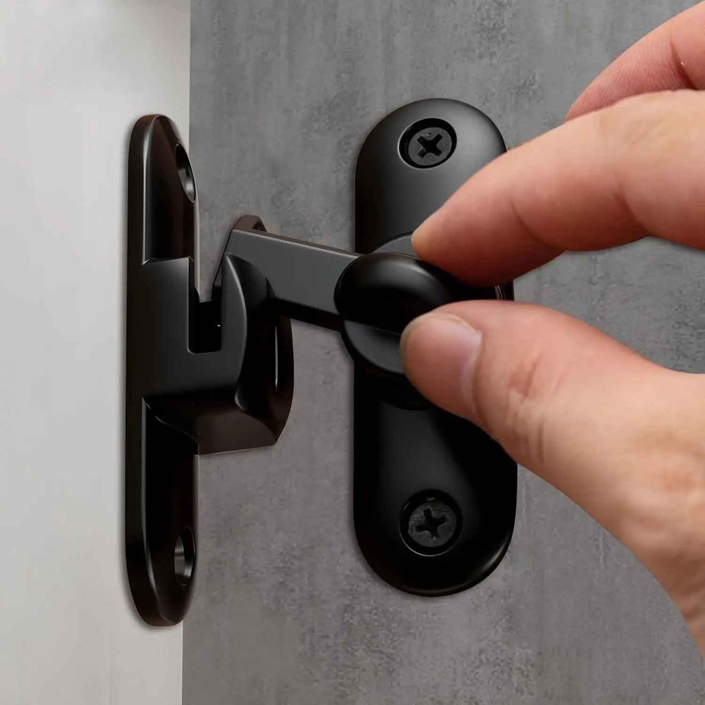 bloque-porte-verrou-metal-noir-main-adulte-installation-securite-interieur-protection-serenite-maison