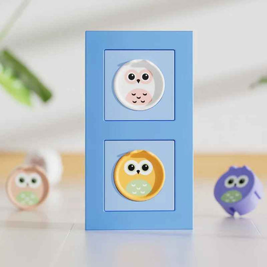cache-pour-prise-bloc-bleu-deux-chouettes-colorees-jouet-enfant-fond-flou-mur-serein