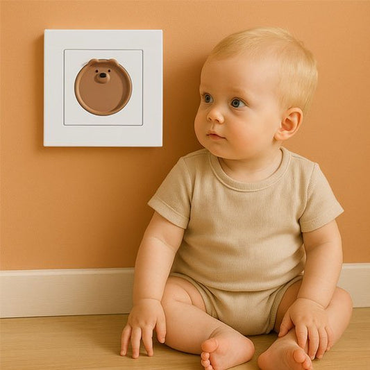 cache-pour-prise-en-ours-de-couleur-marron-bebe-a-cote-d-une-prise-securite-enfant