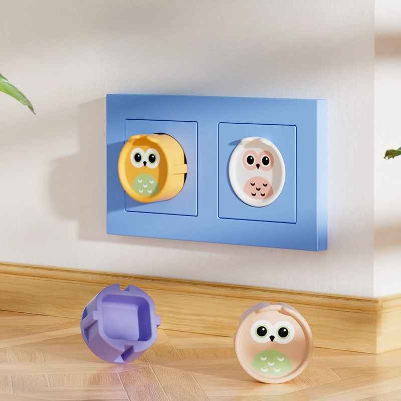 cache-pour-prise-hibou-colores-sur-mur-blanc-et-plancher-bois-mur-serein