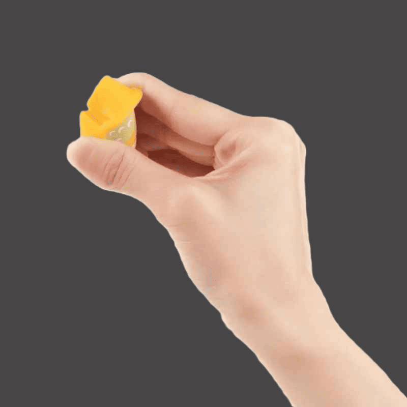 cache-pour-prise-main-tient-petit-objet-jaune-protection-securite-mur-serein