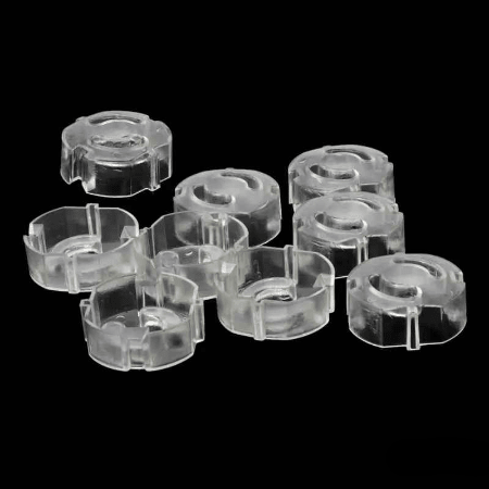 cache-pour-prise-transparent-lot-huit-pieces-eparpillees-fond-noir-bouclier-electra