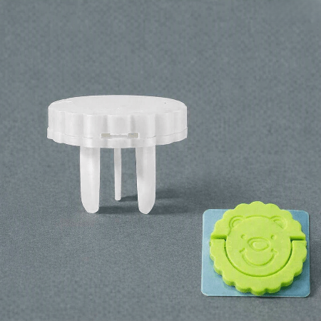 cache-prise-bebe-blanc-broches-ourson-vert-adhesif-vue-cote-eclat-tendre