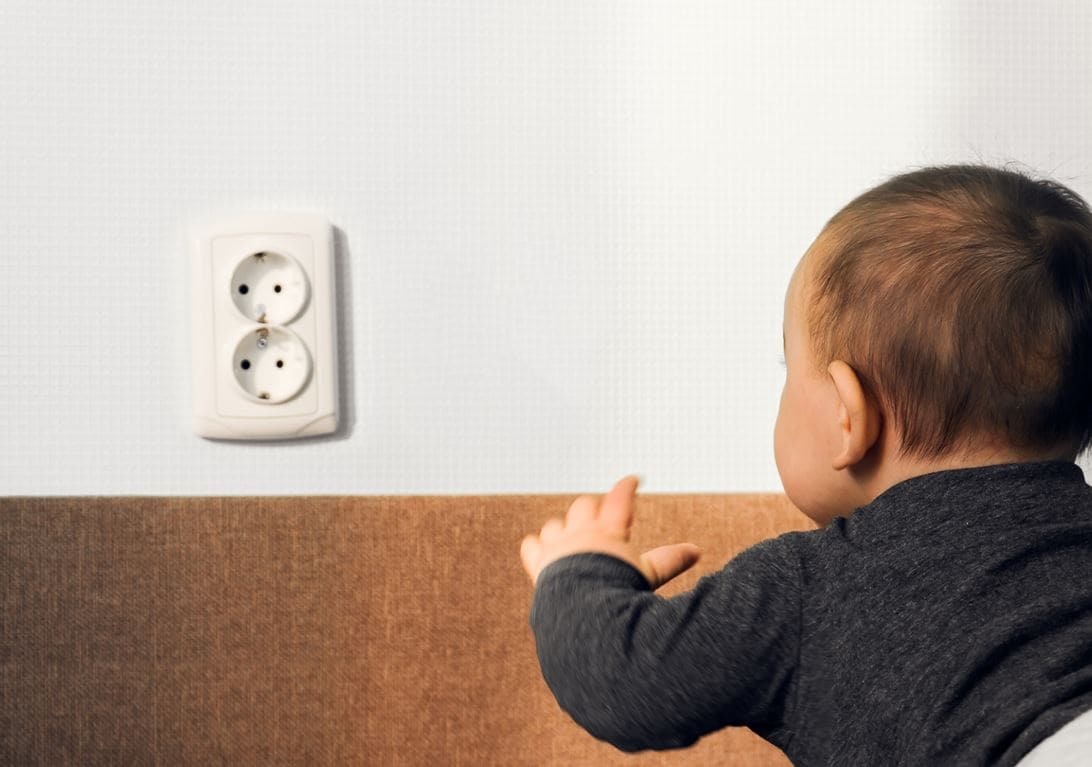 cache-prise-bebe-devant-prise-non-securisee-stop-doigts
