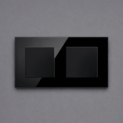 cache-prise-bebe-interrupteur-noir-double-design-moderne-mural-sur-mur-gris-contemporain-cocon-electrique