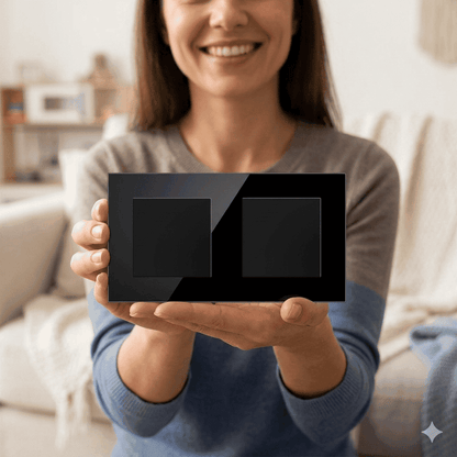 cache-prise-bebe-personne-tenant-panneau-noir-avec-deux-carres-cocon-electrique