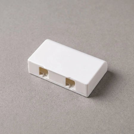 cache-prise-murale-blanc-cube-compact-design-minimaliste-produit-anti-risque-bebe