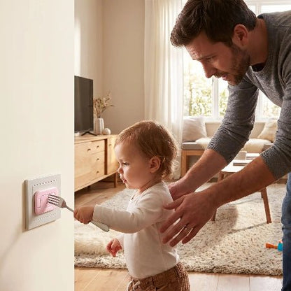 cache-prise-murale-enfant-fourchette-papa-intervient-danger-evite-protection-prise-bebe