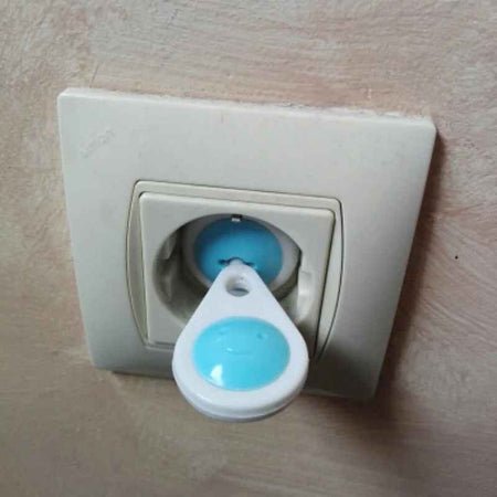 cache-prise-pour-bebe-bleu-installe-mur-prise-cle-protect-electro-soft