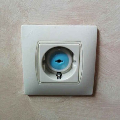 cache-prise-pour-bebe-bleu-installe-prise-murale-vue-protect-electro-soft