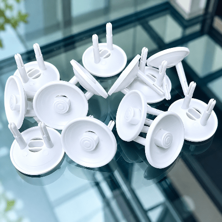 cache-prise-pour-bebe-lot-multiple-caches-blancs-reflets-securi-plug-calme
