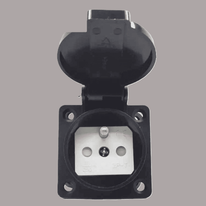 cache-prise-pour-bebe-noire-avec-capot-ouvert-protection-electrique-murale-bouclier-tendre