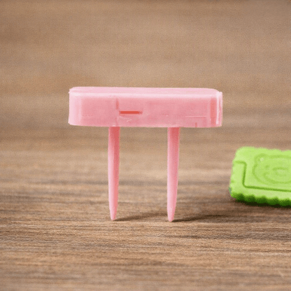 cache-prise-pour-bebe-rose-broches-vue-cote-table-bois-cocoon-electra