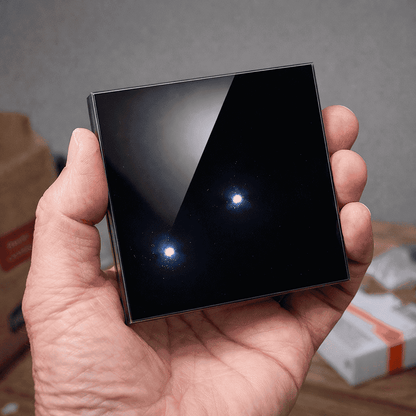 cache-priseobjet-noir-brillant-tenu-dans-main-surface-lisse-veille-prudente
