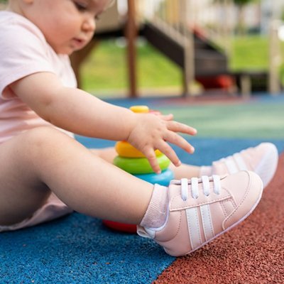chaussure-bebe-bebe-assise-avec-chaussure-rose-premiers-pas