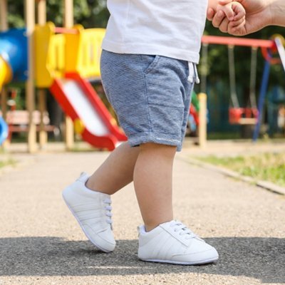 chaussure-bebe-bebe-debout-avec-chaussure-blanche-premiers-pas
