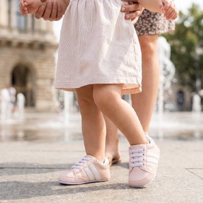chaussure-bebe-bebe-marchant-avec-premieres-chaussures-premiers-pas