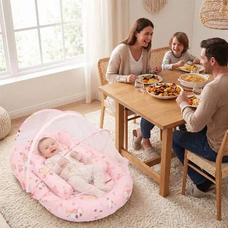 couffin-reducteur-de-lit-bebe-souriant-famille-repas-table-rose-ruisseau-tranquille