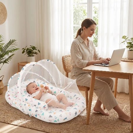 couffin-reducteur-de-lit-bebe-souriant-hochet-maman-ordinateur-bureau-ruisseau-tranquille