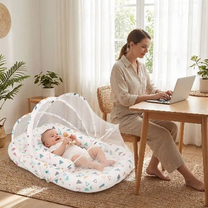 couffin-reducteur-de-lit-bebe-souriant-hochet-maman-ordinateur-bureau-ruisseau-tranquille