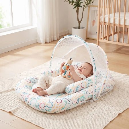 couffin-reducteur-de-lit-bebe-souriant-jouet-hochet-bois-chambre-ruisseau-tranquille