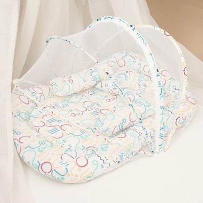couffin-reducteur-de-lit-motif-abstrait-multicolore-ligne-moustiquaire-ouverte-ruisseau-tranquille
