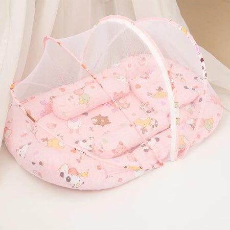 couffin-reducteur-de-lit-motif-animaux-rose-mignons-moustiquaire-ouverte-ruisseau-tranquille