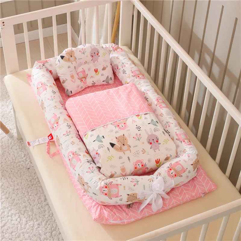 doomoo-reducteur-de-lit-bebe-nest-rose-imprime-animaux-velours-de-nuit