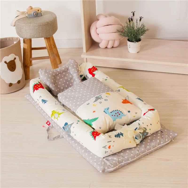 doomoo-reducteur-de-lit-nid-bebe-dinosaures-gris-polka-nursery-decor-velours-de-nuit