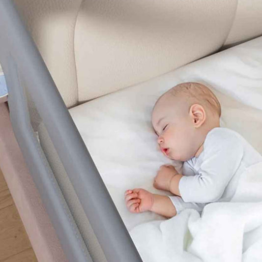 lit-enfant-avec-barriere-bebe-endormi-sur-lit-calin