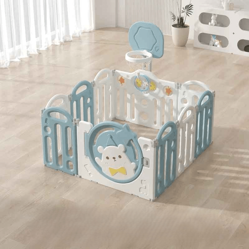 parc-barriere-bebe-activites-basket-ours-panneaux-blancs-bleus-salon-lumineux-tendre-mur