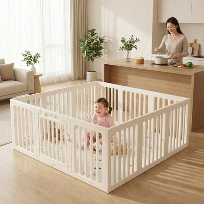 parc-barriere-bebe-enfant-jouant-dans-cloture-securisee-salon-cuisine-maison-nestcare