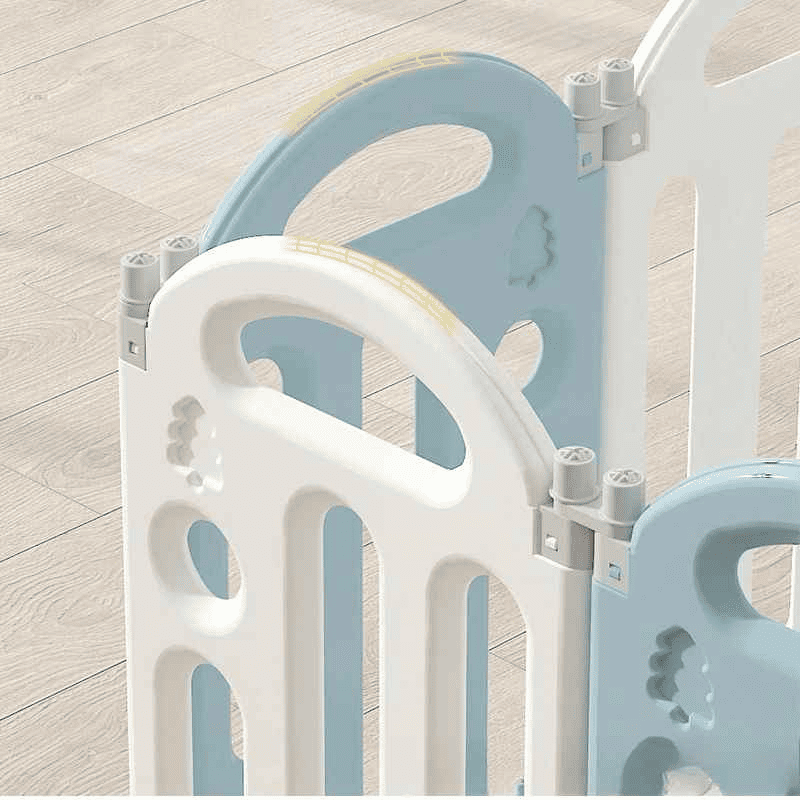 parc-barriere-bebe-panneaux-blancs-bleus-arrondis-sol-bois-design-floral-bebe-serein