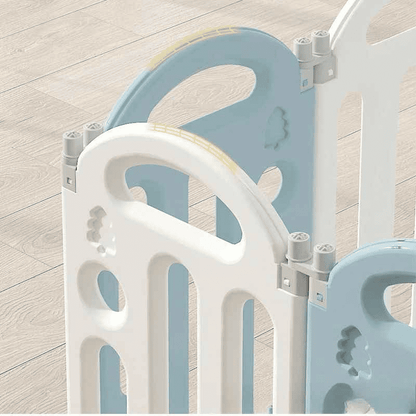 parc-barriere-bebe-panneaux-blancs-bleus-arrondis-sol-bois-design-floral-bebe-serein