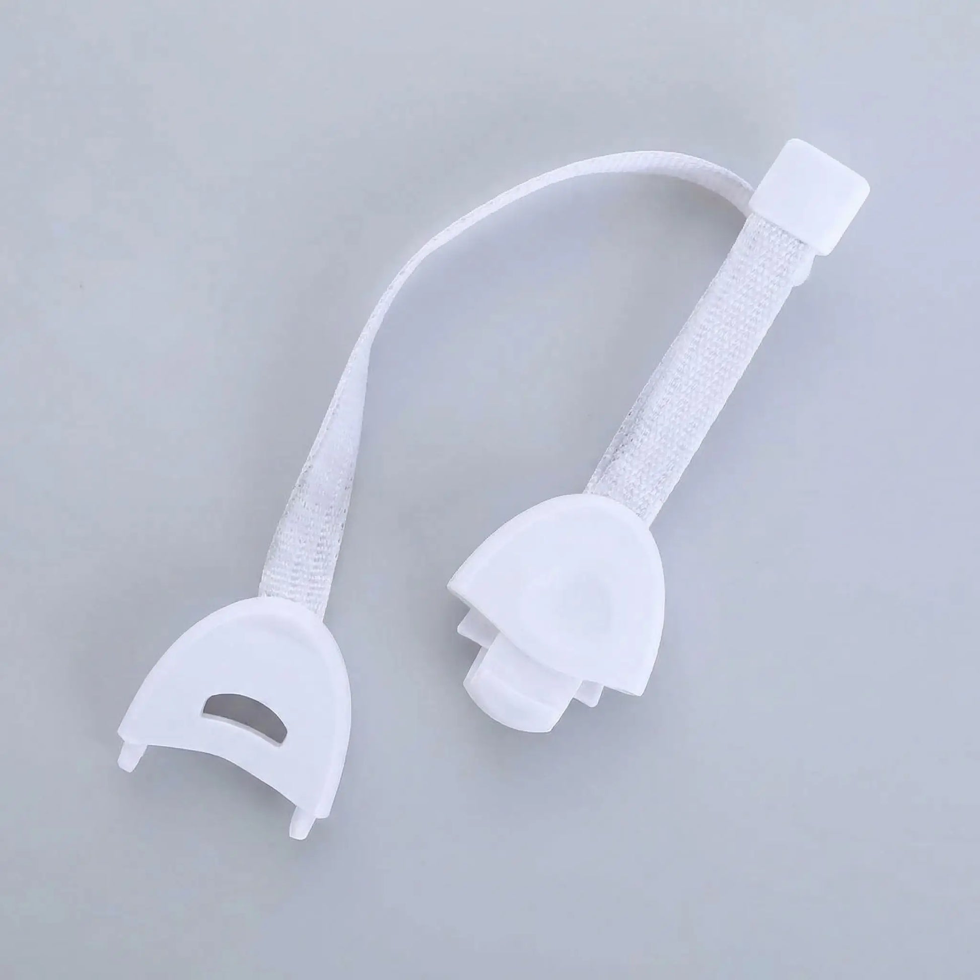 placard-de-securite-bebe-loquet-blanc-avec-sangle-flexible-pour-armoires-plume-protectrice