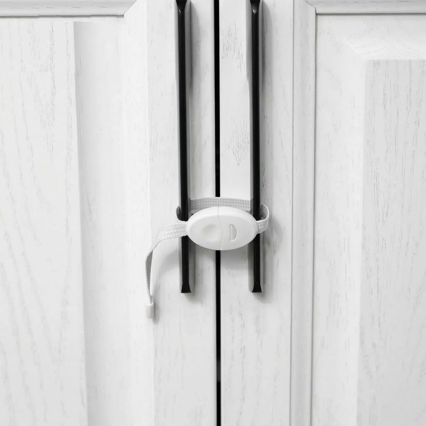 placard-de-securite-bebe-loquet-blanc-sur-poignees-noires-cabinet-blocage-plume-protectrice