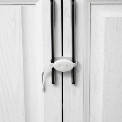 placard-de-securite-bebe-loquet-blanc-sur-poignees-noires-cabinet-blocage-plume-protectrice