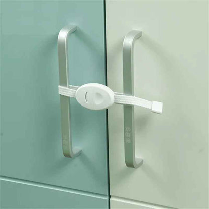 placard-de-securite-bebebloque-porteblanc-reliant-poigneesarmoire-plume-protectrice
