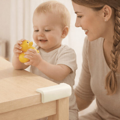 protecteur-de-coin-de-table-bebe-jouet-canard-maman-souriante-babysafetycornerprotector-blanc