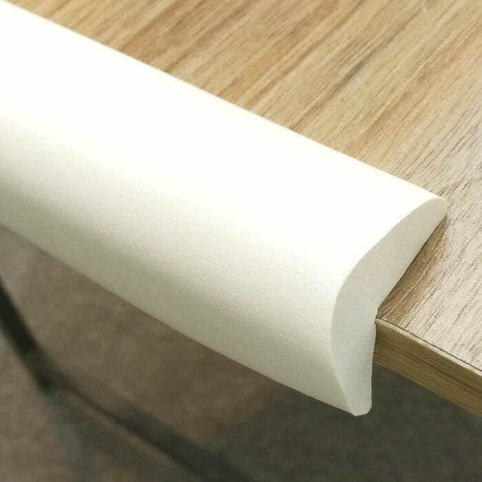 protecteur-de-coin-de-table-illustration-sur-une -table-babysafetycornerprotector-blanc
