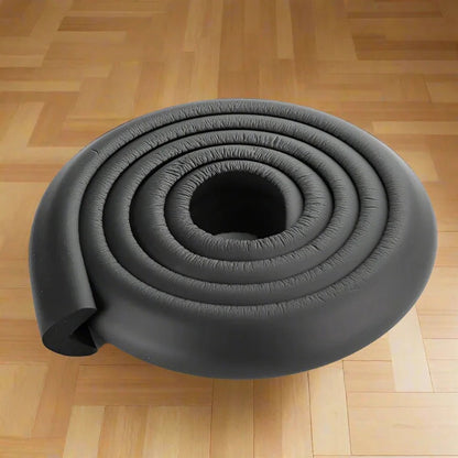 protecteur-de-coin-de-table-pose-sur-planche-babysafetycornerprotector-noir