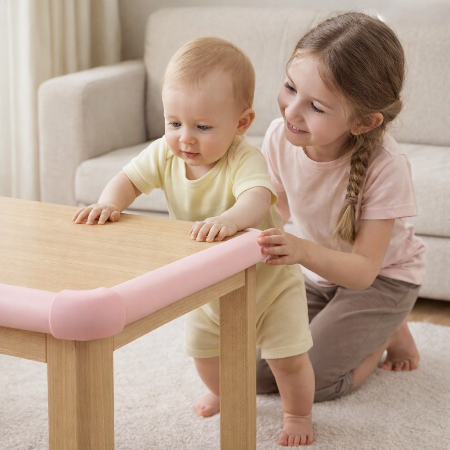 protecteur-de-coin-de-table-rose-bebe-soeur-canape-tapis-table-sereine