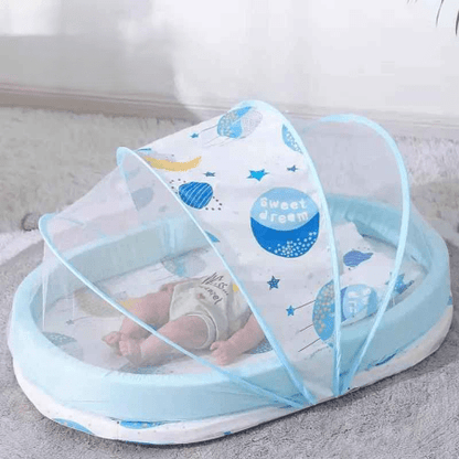 reducteur-de-lit-6-12-mois-bebe-allonge-nuages-lueur-de-repos