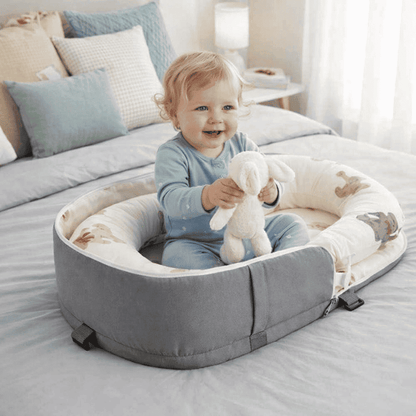 reducteur-de-lit-6-12-mois-bebe-assis-gris-jouet-blanc-confort-douillet-cocon-de-reve