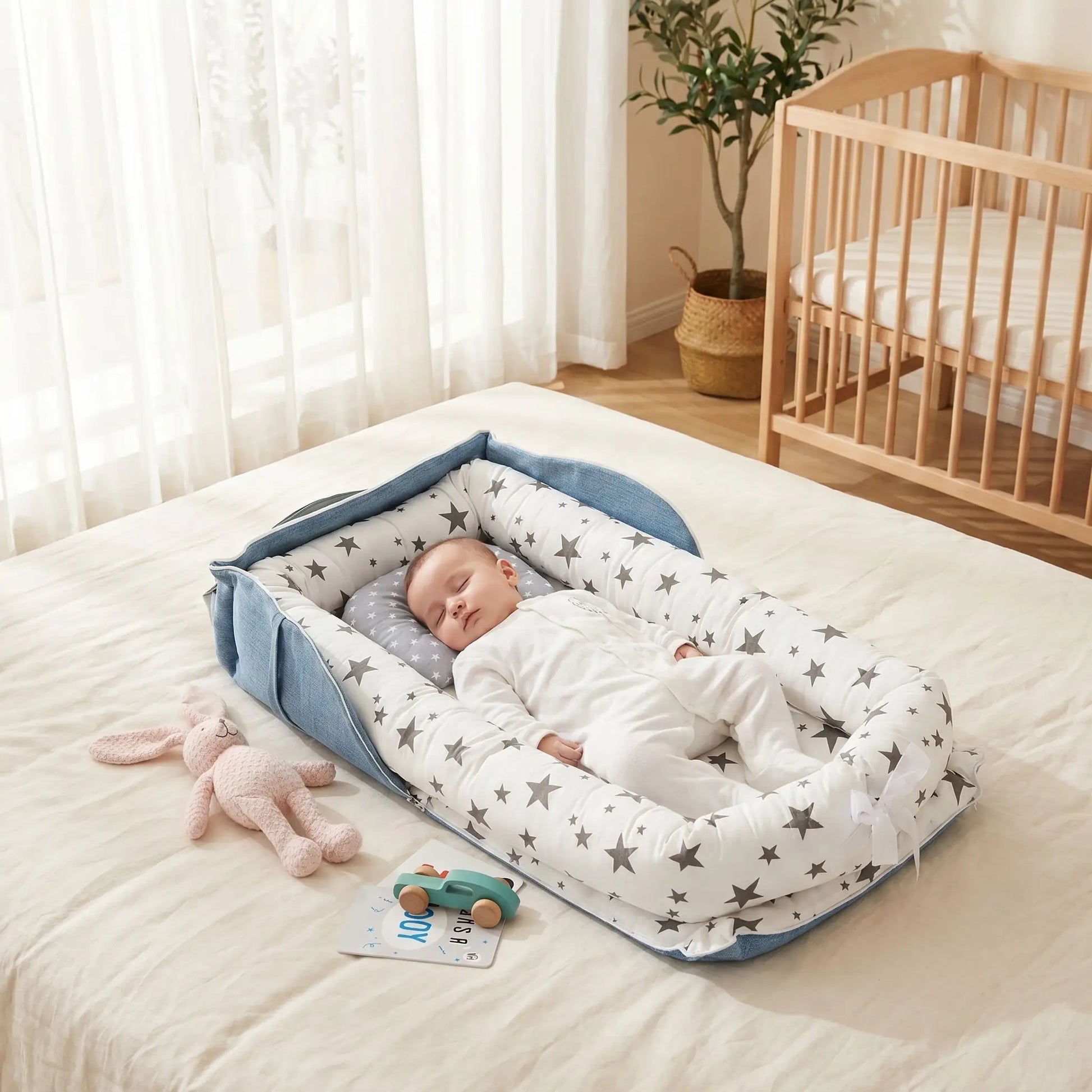 reducteur-de-lit-6-12-mois-bebe-endormi-nid-blanc-etoiles-confort-douceur-refuge-de-velours
