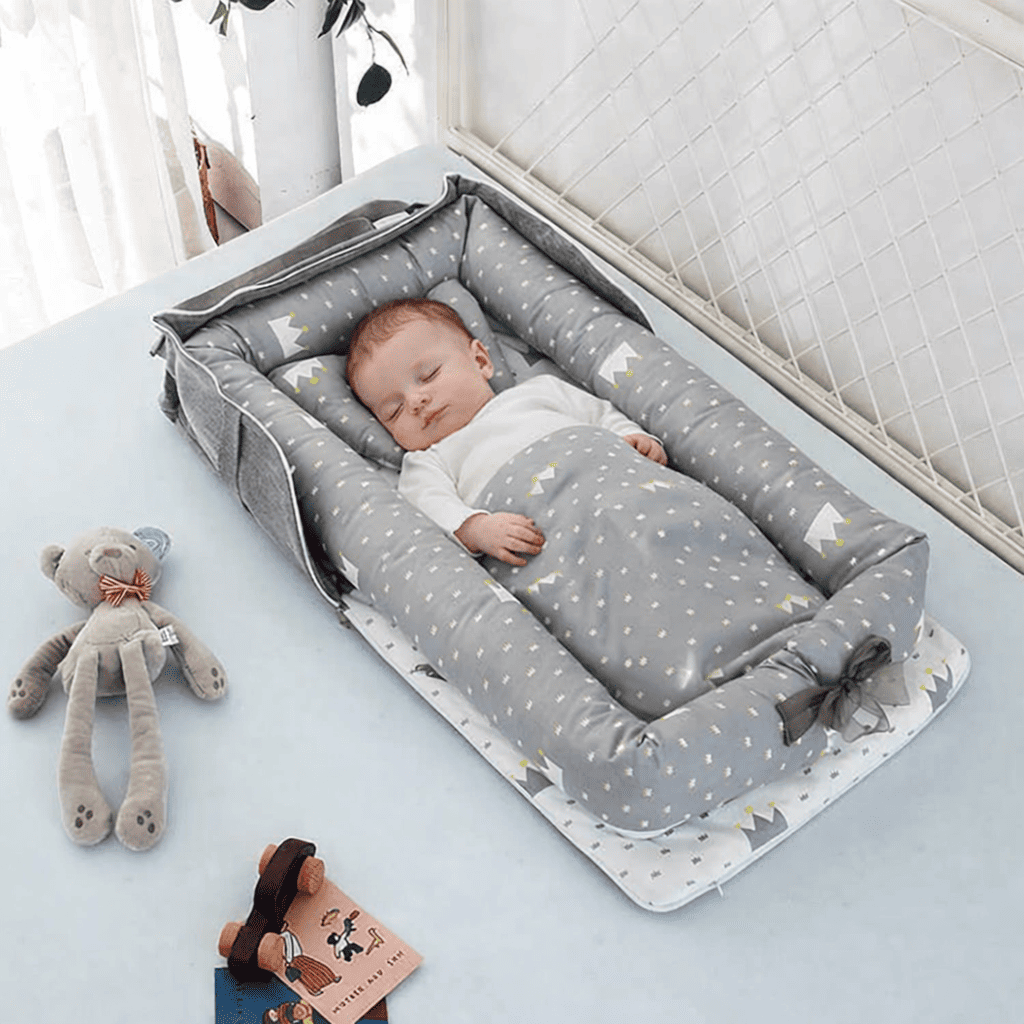 reducteur-de-lit-6-12-mois-bebe-endormi-nid-gris-couronnes-confort-douceur-caresse-de-repos