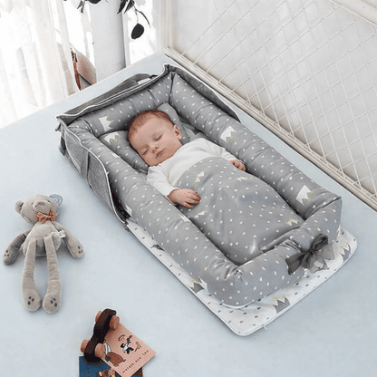 reducteur-de-lit-6-12-mois-bebe-endormi-nid-gris-couronnes-confort-douceur-caresse-de-repos