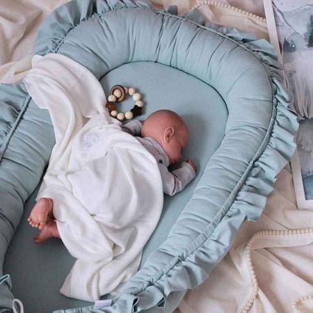 reducteur-de-lit-6-12-mois-bebe-endormi-vert-brise-de-serenite