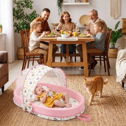reducteur-de-lit-6-12-mois-bebe-souriant-famille-diner-cocon-douillet